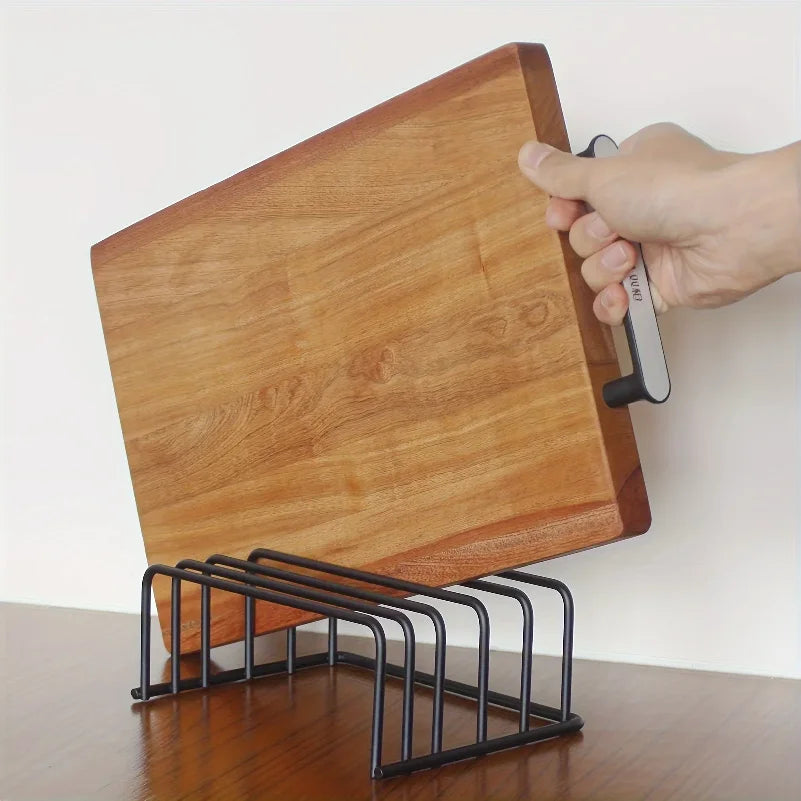 rangements planches découper structure métallique barres horizontales moderne minimaliste ustensiles cuisine noir boisclair rose