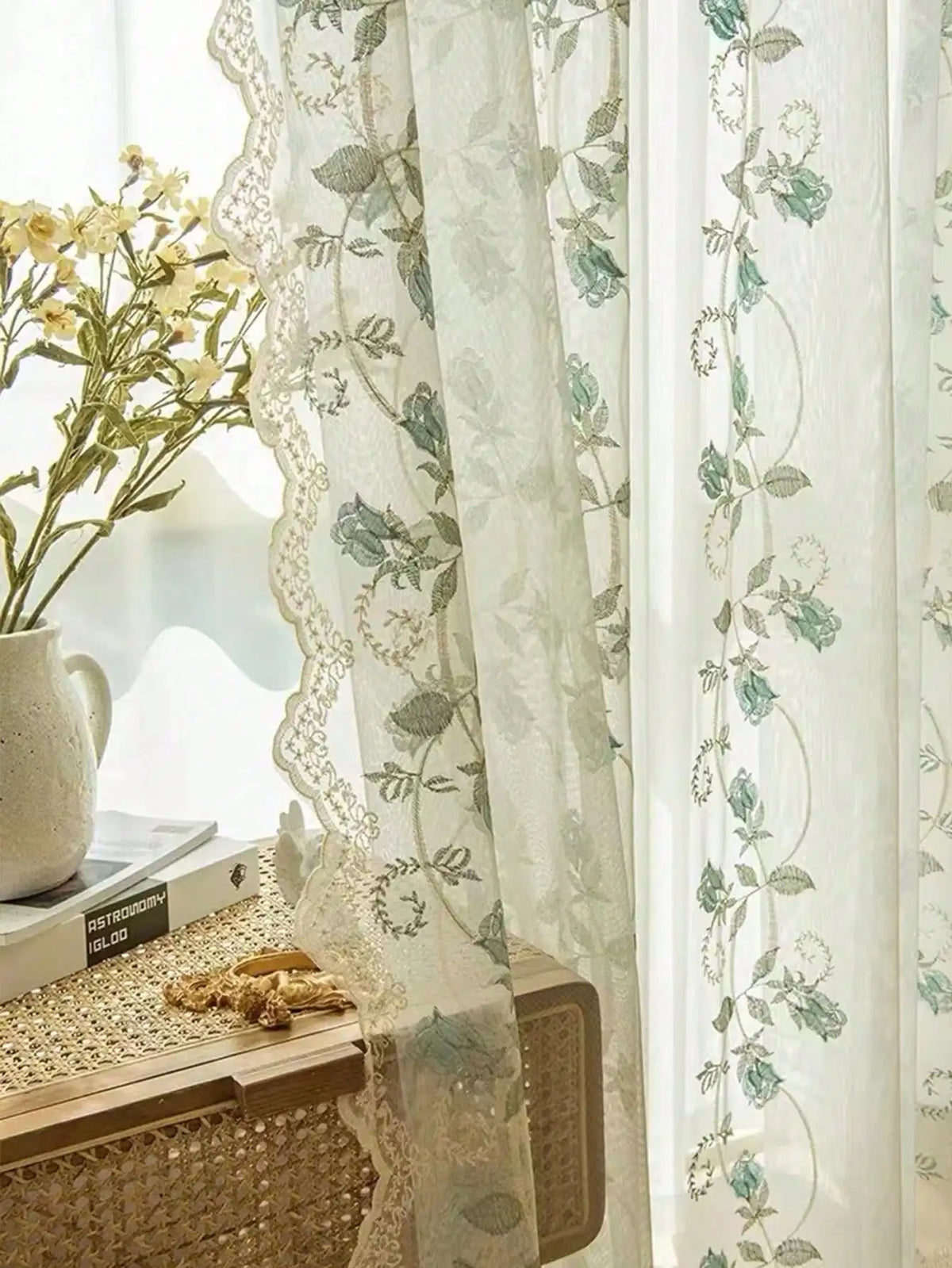rideau transparent brodé motifs floraux bohème décoration intérieure fenêtre balcon salon