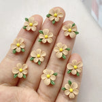 bijoux décoration ongles nail art fleurs colorées résine minimalistes blanc rose bleu vert jaune