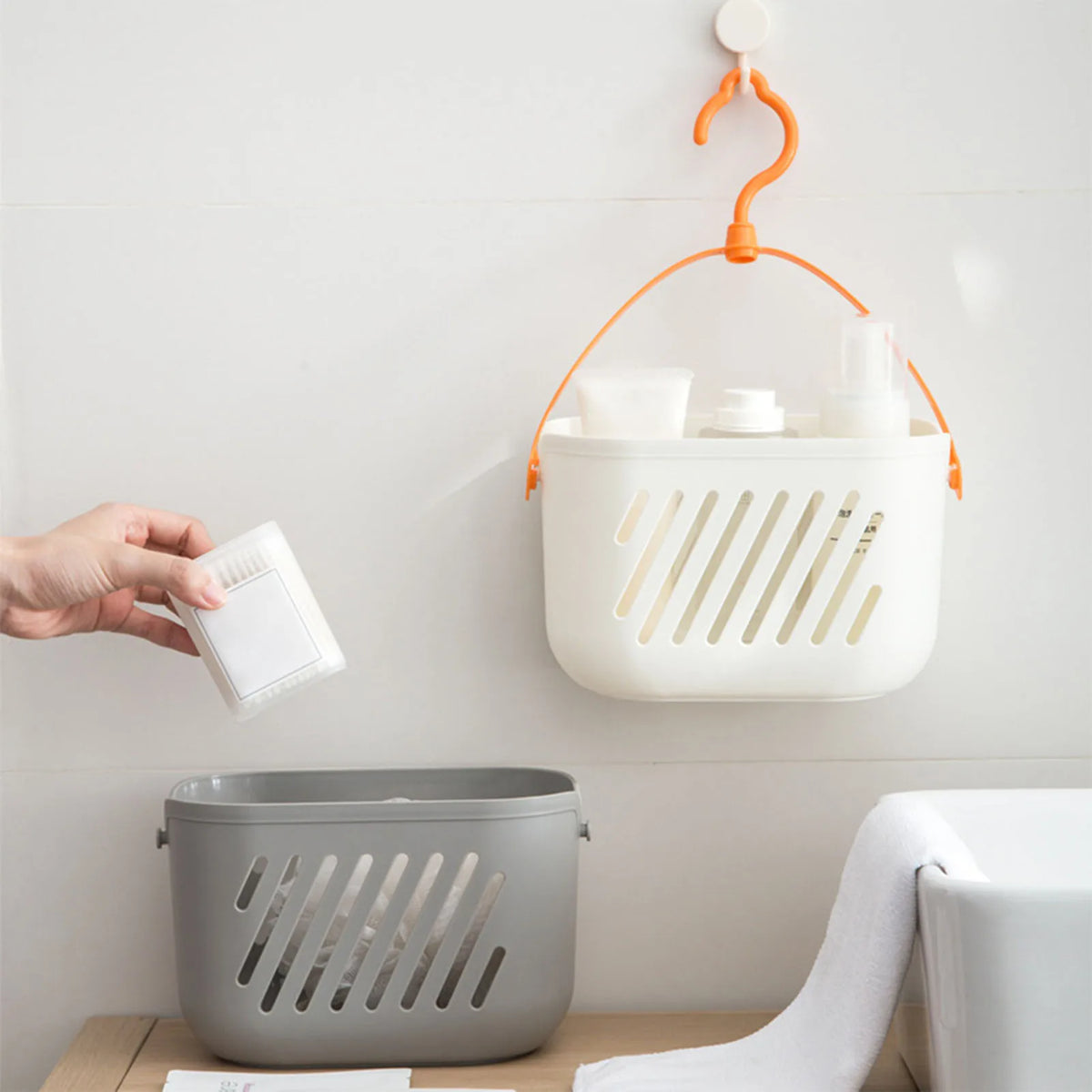 panier suspendu blanc perforations horizontales moderne crochet rangement salle bain cuisine chambre
