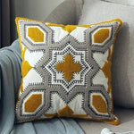coussins carrés brodés géométriques couleur gris jaune moderne décoration intérieure
