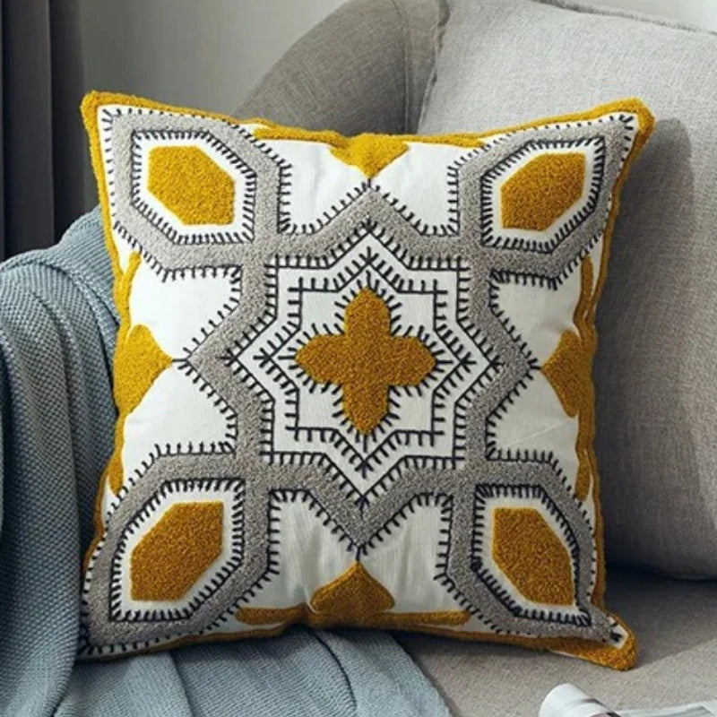 coussins carrés brodés géométriques couleur gris jaune moderne décoration intérieure