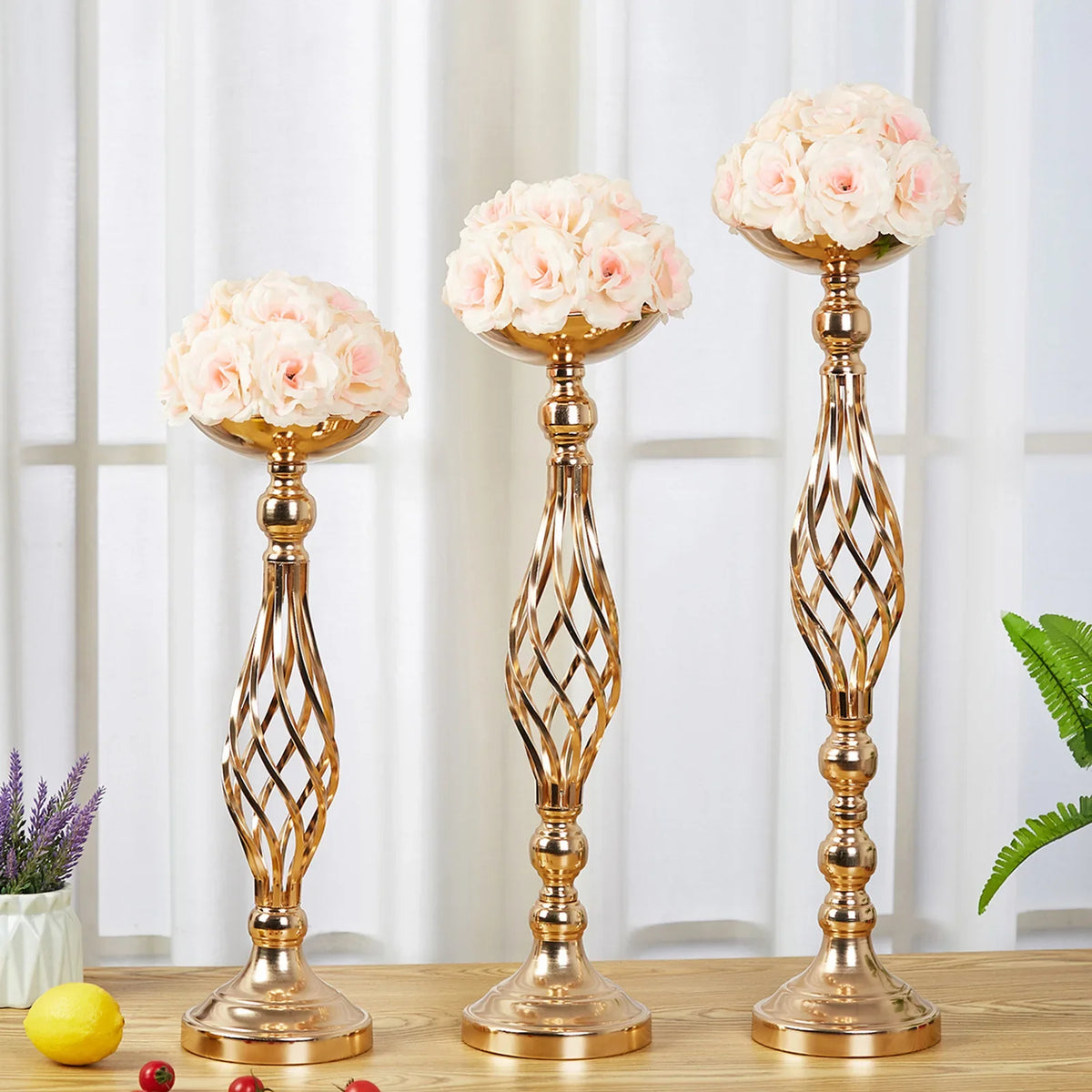 chandeliers décoratifs torsadés or fleurs artificielles bougies événements mariage table