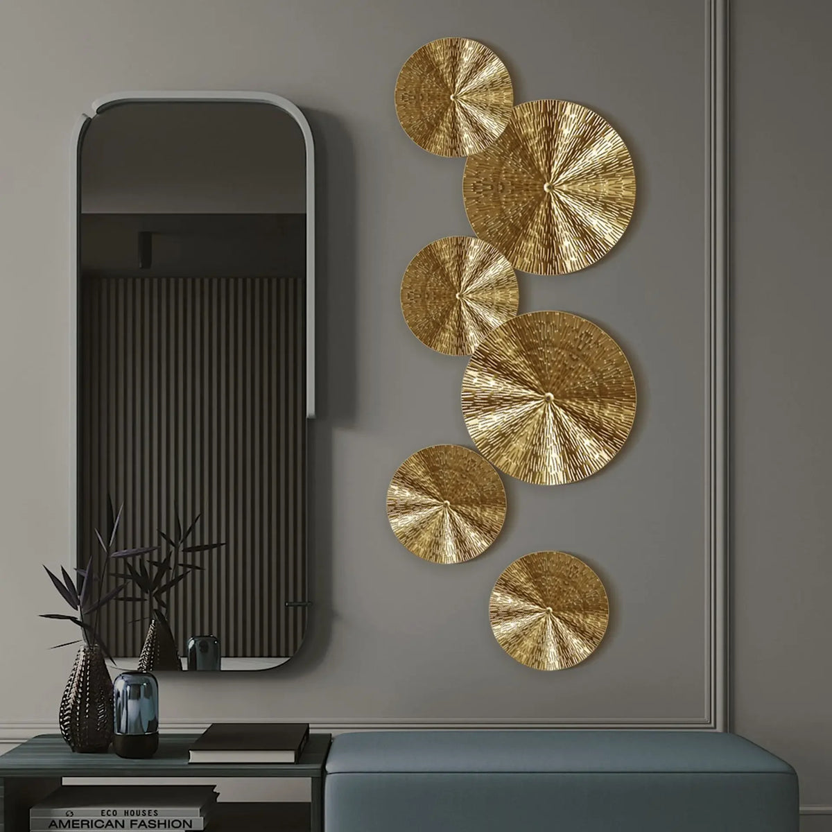 Détail de la texture métallique de la décoration murale dorée