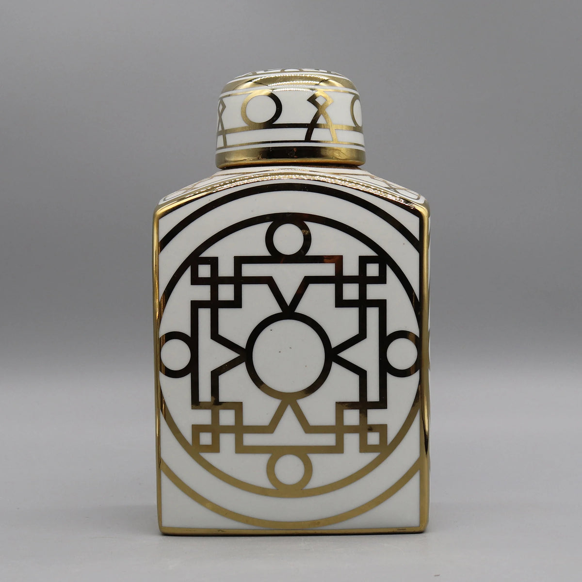 Cette image montre un vase décoratif en porcelaine blanche et or avec des motifs géométriques complexes.