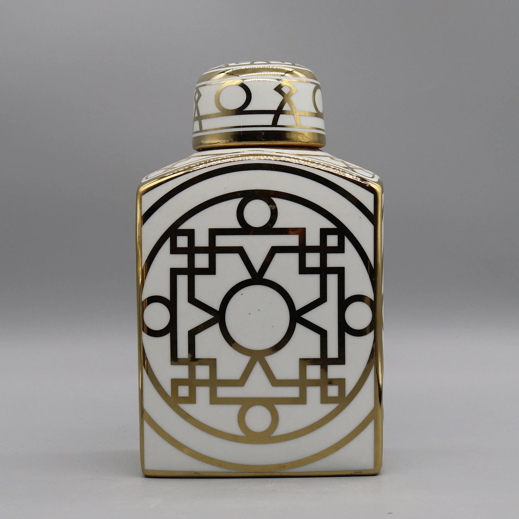 Cette image montre un vase décoratif en porcelaine blanche et or avec des motifs géométriques complexes.