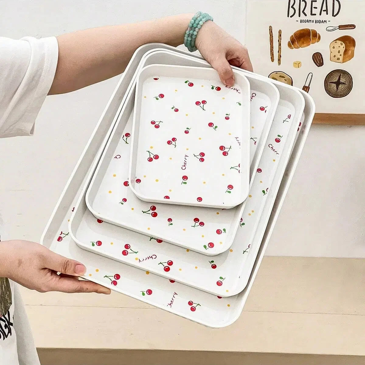 assiettes plates moderne motif cerises lettres cherry beige clair rangement bijoux parfum organisateur cuisine