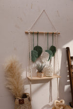 étagère murale boho macramé feuilles vertes tissu beige décoration intérieure moderne rustique