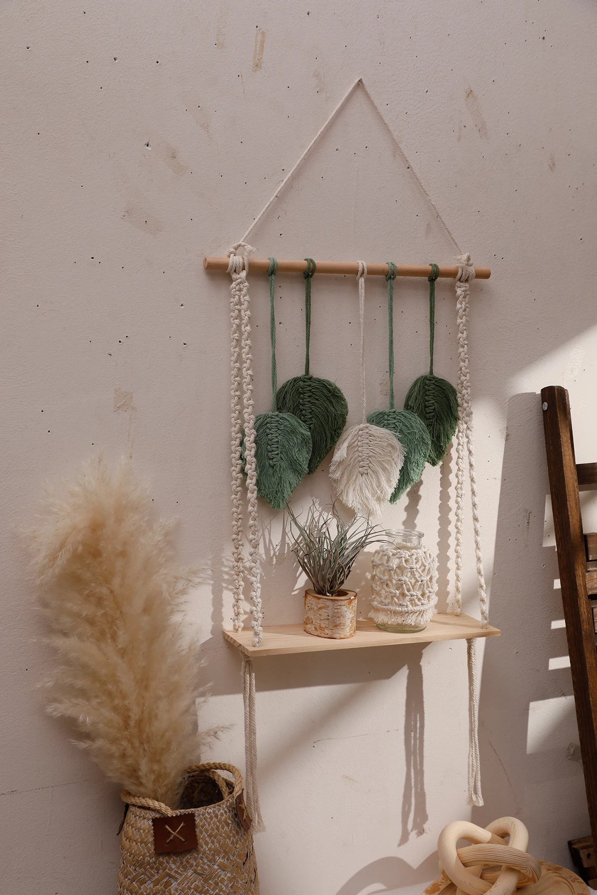 étagère murale boho macramé feuilles vertes tissu beige décoration intérieure moderne rustique