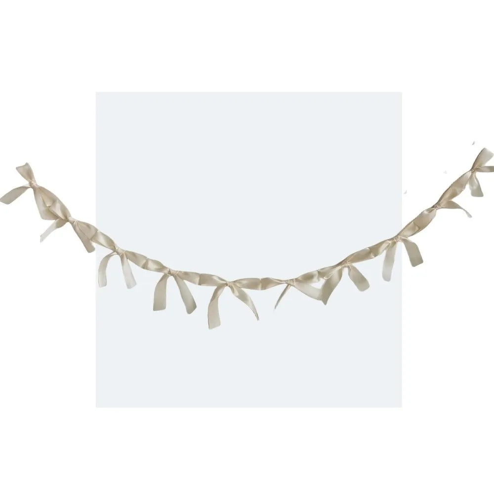 guirlande décoration chambre enfant rose pâle blanc beige dentelle satin romantique occasion fête