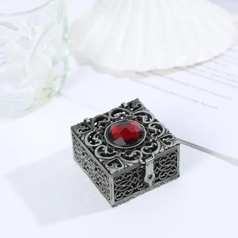 boîte bijoux or argent rouge élégante ajourée motifs floraux vintage cadenas raffiné
