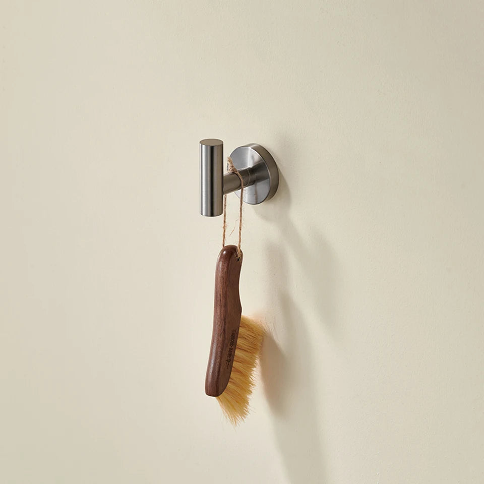 accessoires salle bain gris porte serviettes moderne porte rouleau papier toilette texture métallique lisse