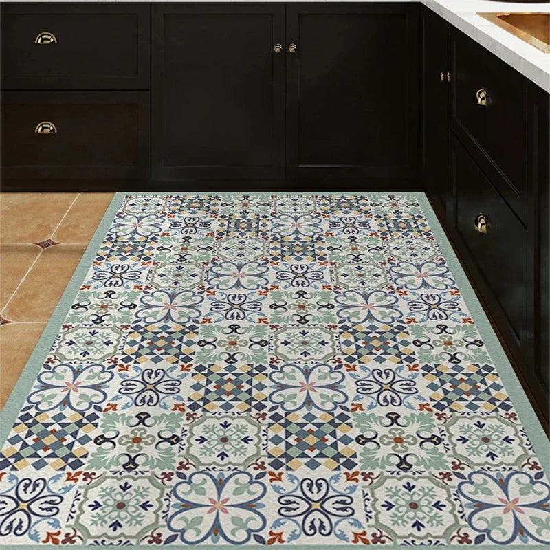 Carreaux de sol décoratifs à motifs géométriques floraux colorés dans une cuisine moderne avec des armoires noires.