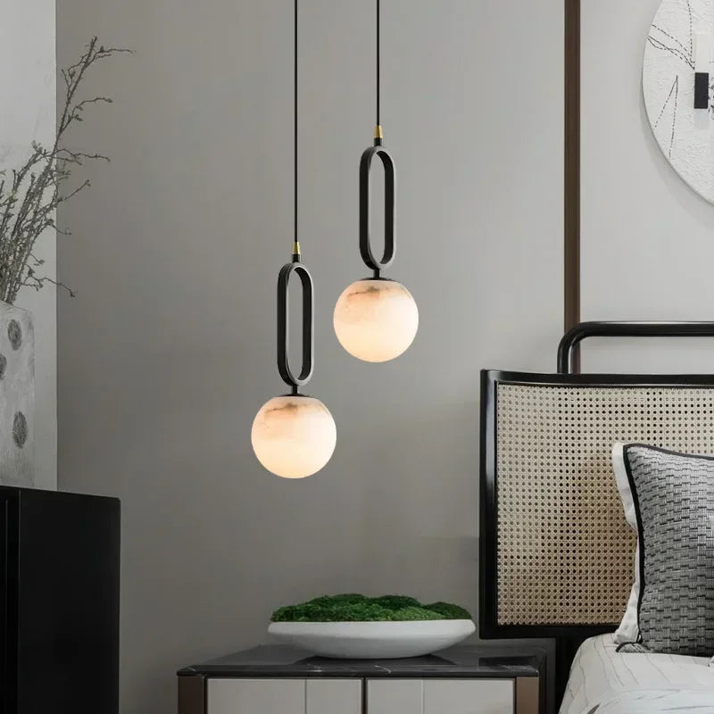 lampe suspendue marbre noir blanche moderne minimaliste globes translucides support métallique