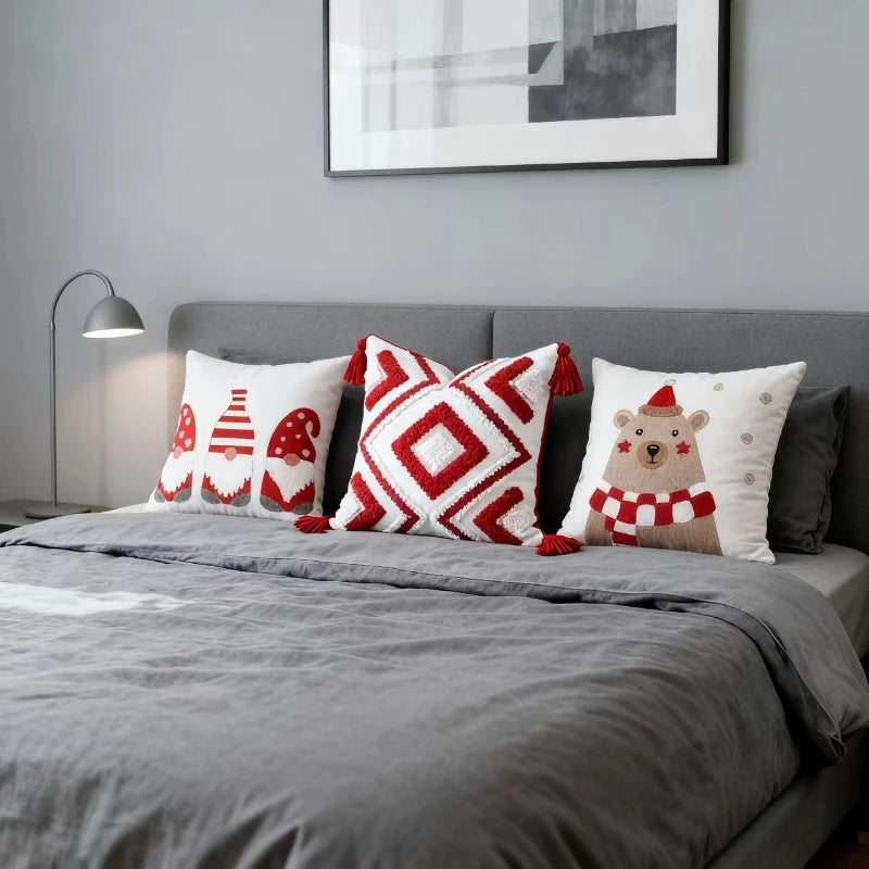 housses coussins noël gnomes flocons brodés texture duveteuse carrées polyester coton pompons festive decoration