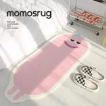 Un tapis de sol souple et confortable avec un personnage souriant en rose.