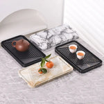 assiettes marbrées modernes élégantes lignes dorées noir blanc thé maison salon
