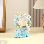 statuette articulée fleurs couronne cheveux ondulés blanc jaune bleu vert