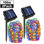 Guirlande solaire imperméable illuminant un jardin la nuit