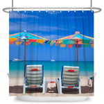 Rideau de douche représentant deux transats face à la mer, sous des parasols multicolores, avec une vue idyllique sur l'océan turquoise et quelques voiliers à l'horizon.