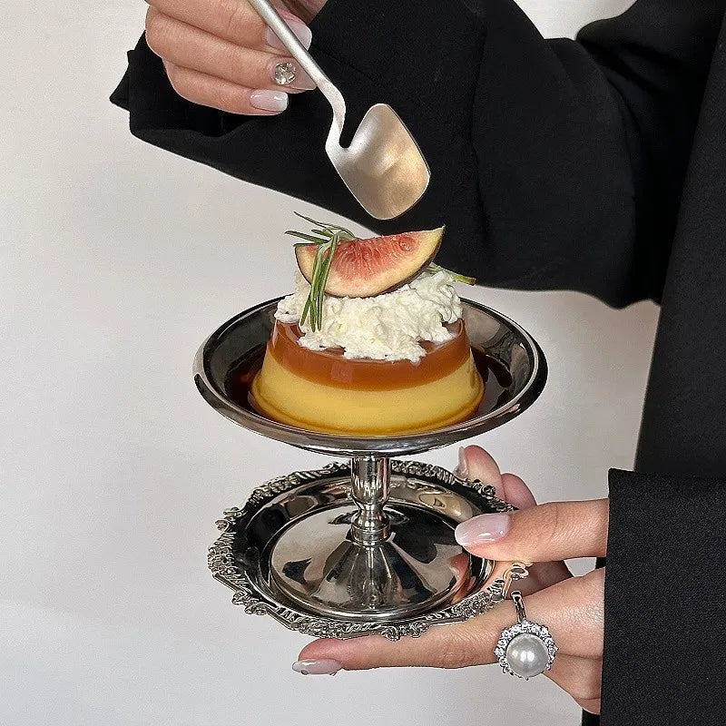 assiettes inox élégantes dessert figue crème caramel garniture vintage présentoirs métal argenteux
