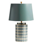 Lampe de chevet bleue en céramique style campagnard sur table de nuit