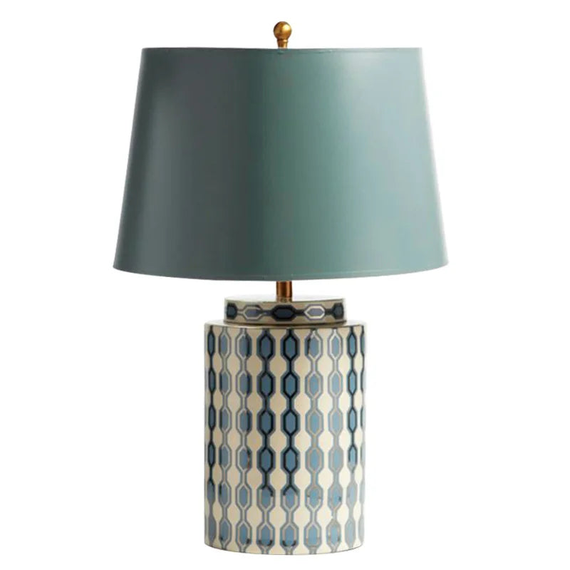 Lampe de chevet bleue en céramique style campagnard sur table de nuit
