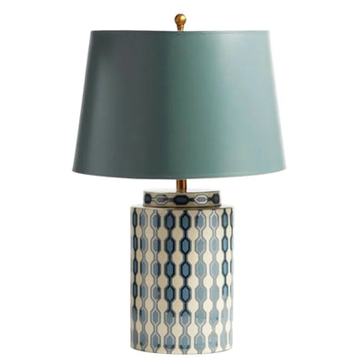 Lampe de chevet bleue en céramique style campagnard sur table de nuit