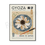 L'image présente un produit japonais traditionnel appelé Gyoza, des petits raviolis fourrés de viande et de légumes, servis avec une sauce de trempage. La conception moderne et attrayante de l'emballage met en valeur les ingrédients et le procédé de fabrication artisanal.