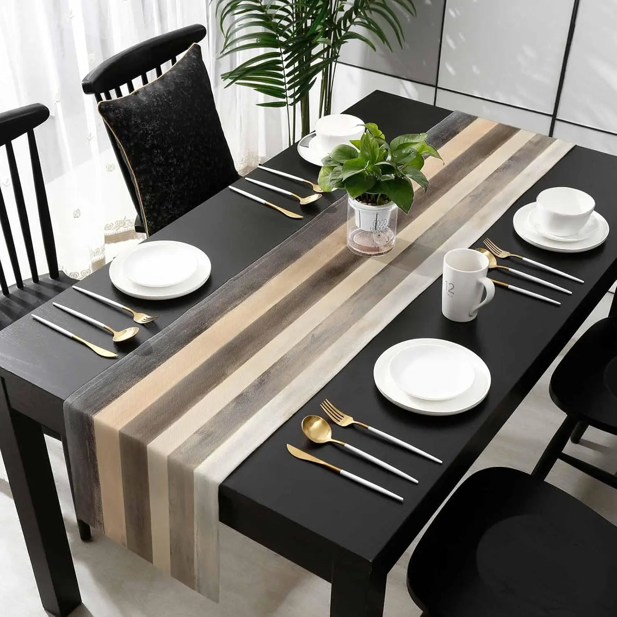 nappe lin moderne stripes marron gris assiettes blanches couverts dorés bougies fleurs fruits