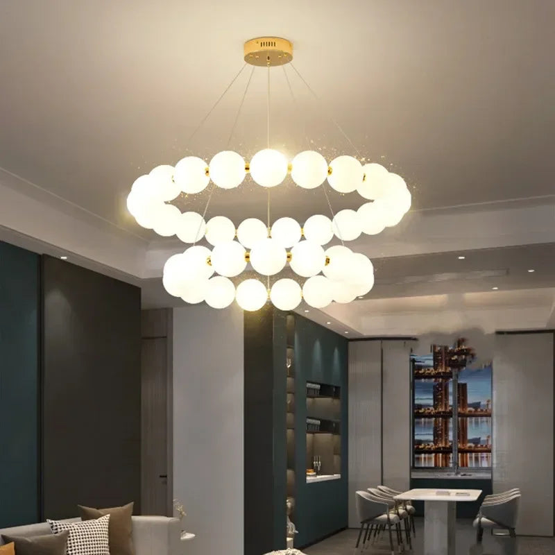 lustre suspension moderne blanc doré boules sphériques chaînes métalliques salon salle manger intérieur