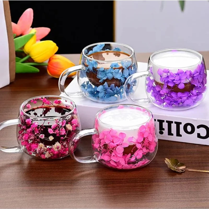 tasse verre double paroi fleurs séchées transparente poignée cuillère dorée moderne