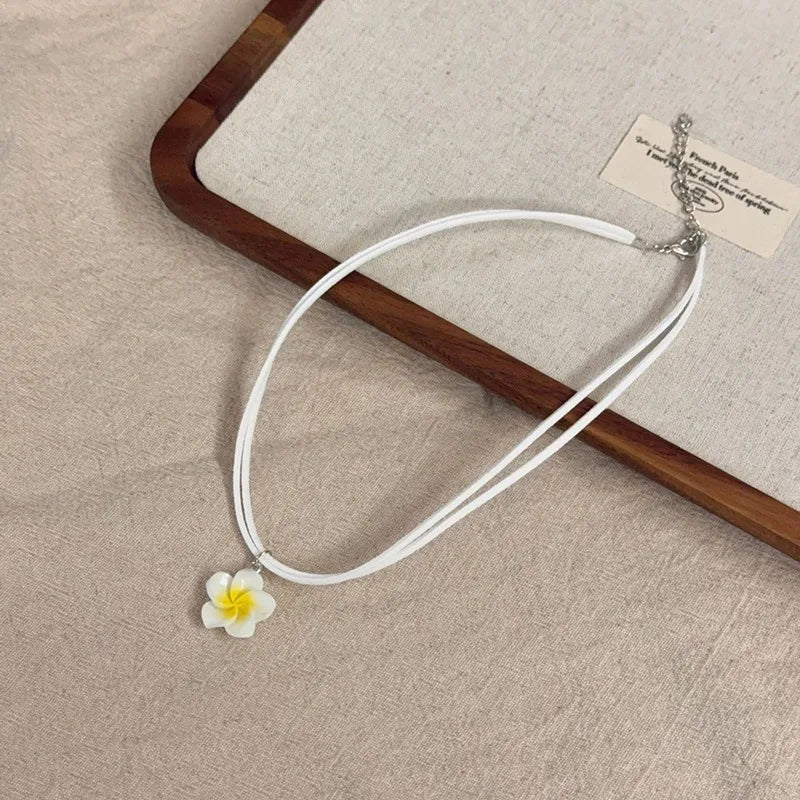 boucles doreilles tressées collier fleurs plumeria ensemble bijoux femmes moderne minimaliste blanc vert rose