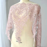 étole élégante broderie fine motifs floraux géométriques polyester translucide rose pâle bleu clair vert