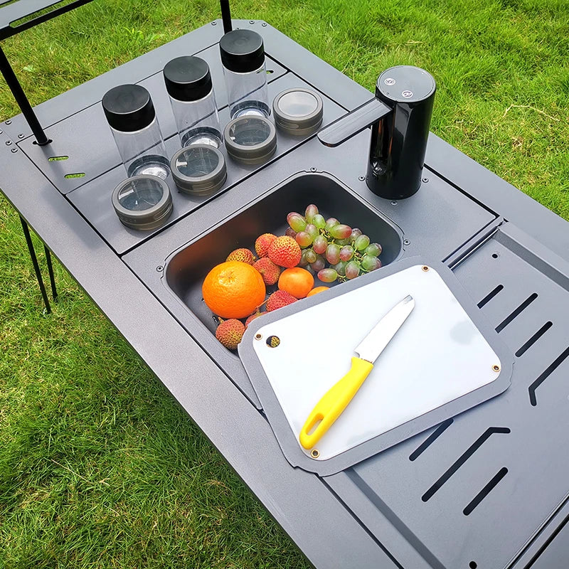 evier camping portable pliable gris metallise plaque decoupe distributeur eau intégré couteau bocaux conservation