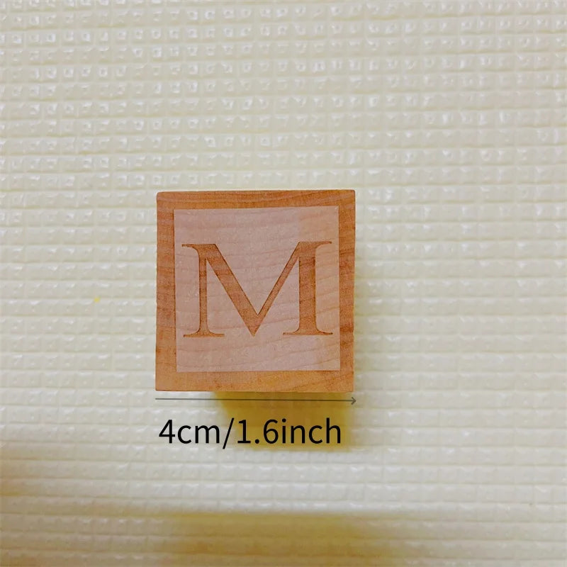 blocs construction bois lettres fleurs tasse chat pompons décor maison mariage