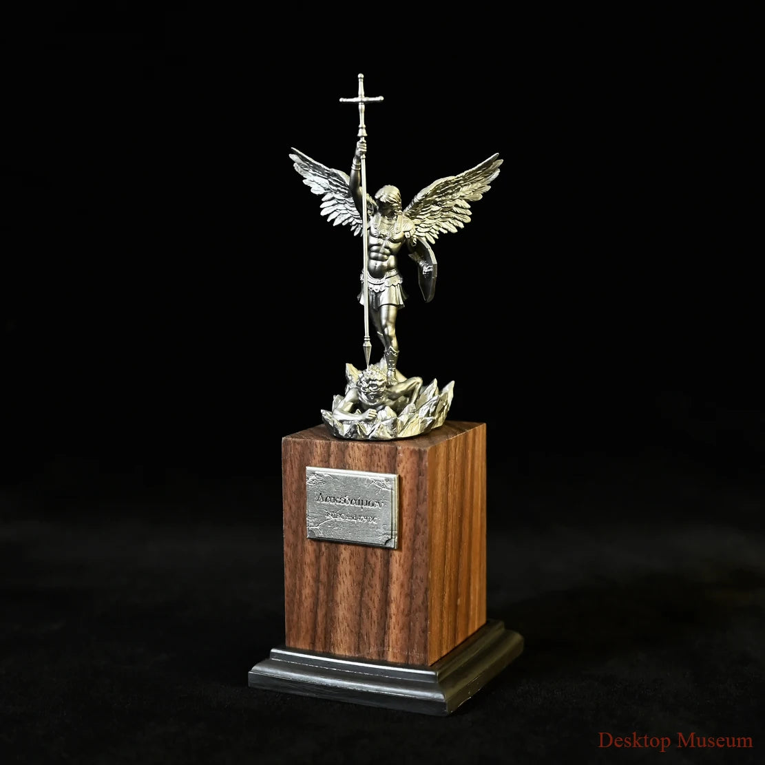 statues decoratives argentees demon archange saint michel base bois classique decoration maison
