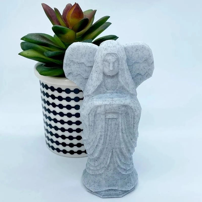 statue ange blanc pierreux decoratif mousse verte plante succulente base bois