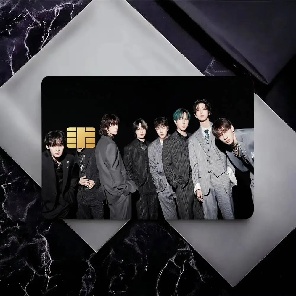 étui carte bancaire kpop strays moderne noir gris blanc personnes costumes formels minimaliste