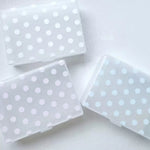 boîtes rangement réutilisables moderne blanc rose bleu marine noires points unis respectueux environnement