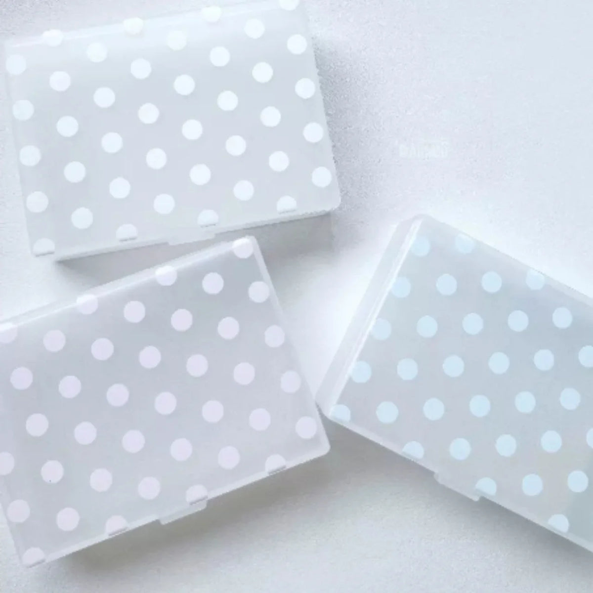 boîtes rangement réutilisables moderne blanc rose bleu marine noires points unis respectueux environnement