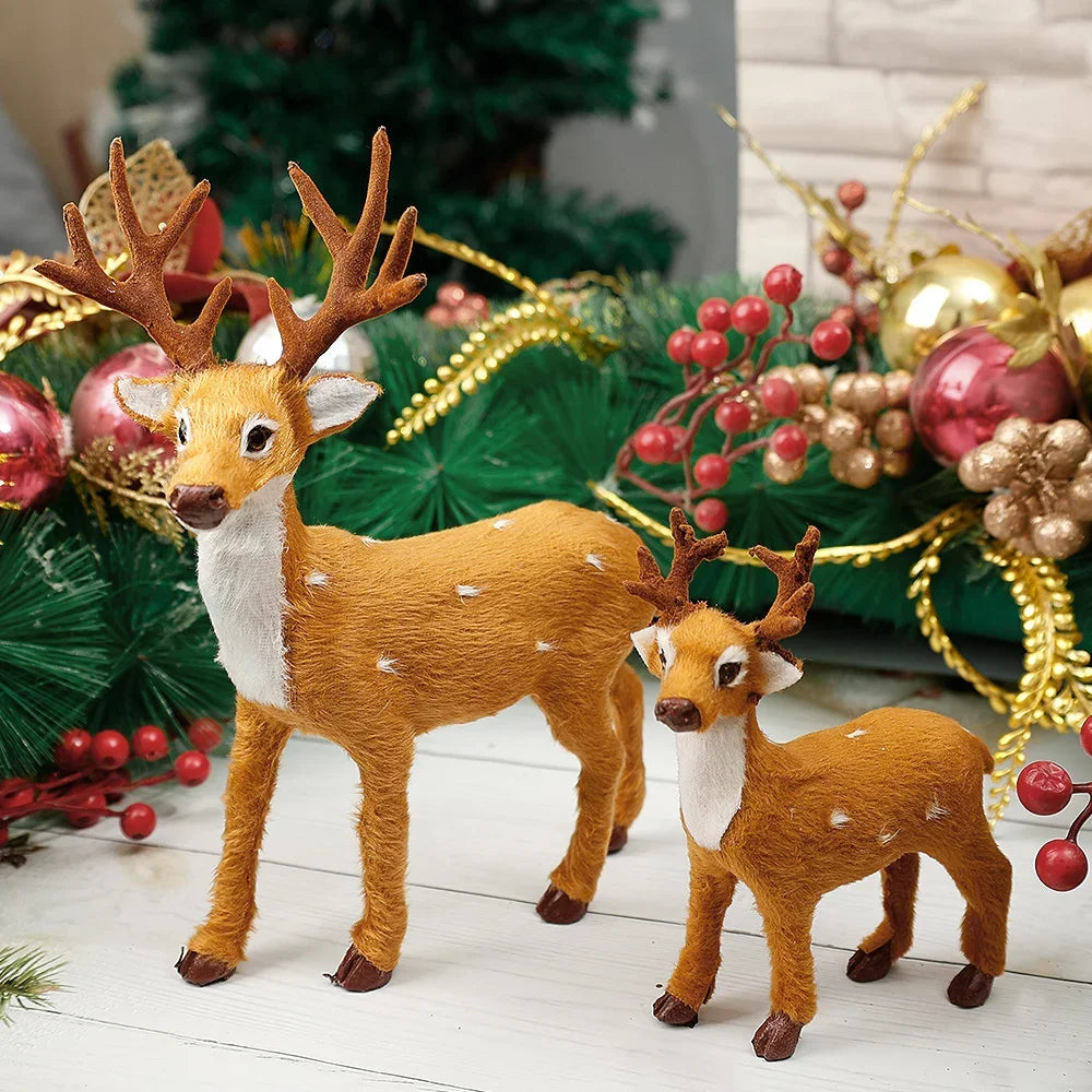 Renne de Noël taille S à côté d'un arbre de Noël
