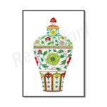 Vase décoratif en céramique peint à la main avec des motifs floraux, un couvercle et des ornements en relief, dans des teintes de vert, de jaune et de rouge.