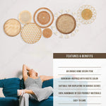 Paniers rotin suspendus au-dessus d'un lit dans une chambre boho