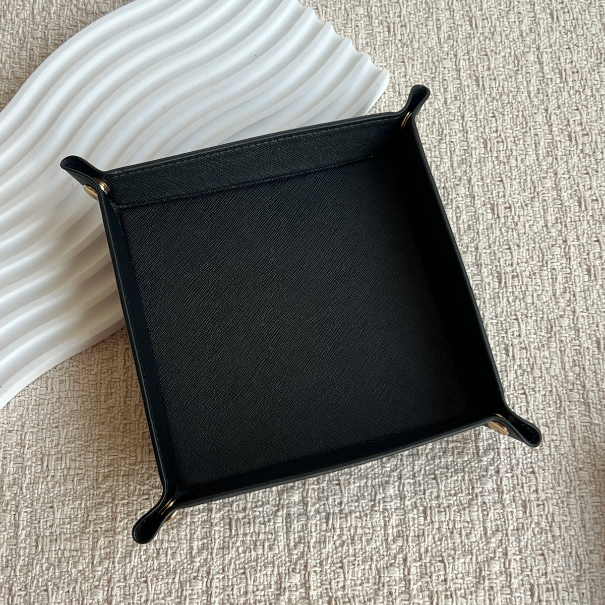 plateau rangement cuir noir rouge moderne porte clés montre carte boucles d'oreilles stylos figurine