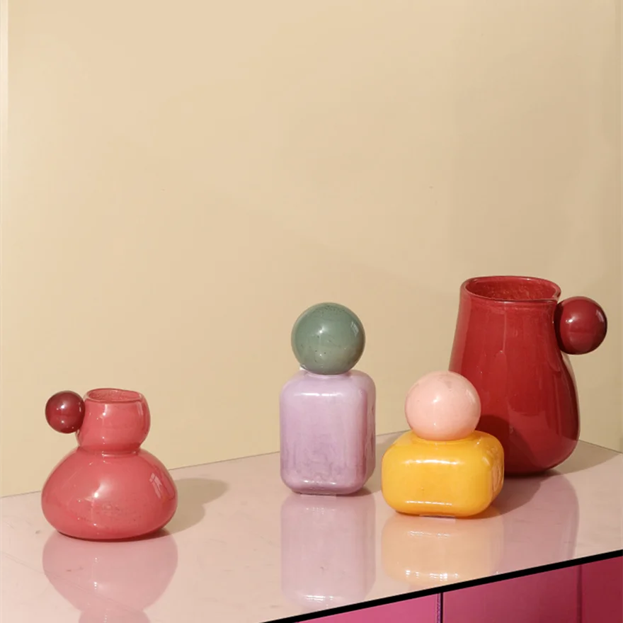 vases verre moderne couleurs vives rouge rose vert jaune orange minimaliste boule