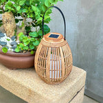 lanterne solaire led beige clair structure bois tressée rustique extérieure ambiance zen bohème