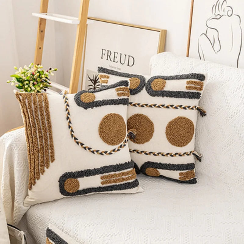 housse coussin brodée motif géométrique moderne blanc marron gris respectueux environnement décoration maison polyester