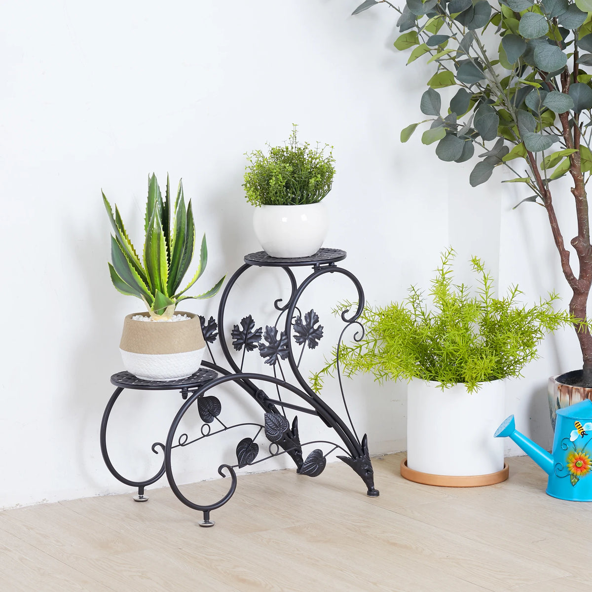 meuble plante métal noir niveaux feuilles stylisées art nouveau pots blancs arrosoir bleu balcon