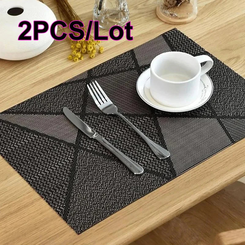 tapis table moderne gris beige motif géométrique vinyle assiettes cuillères fourchettes verre vin bouteille